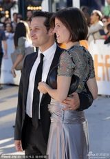 组图：《对的错误》首映 莎拉-坎宁着抹胸裙