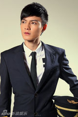 组图：冯铭潮“空少”制服写真 型男造型魅力四射