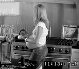 组图：安妮斯顿挺浑圆大肚 新广告变臃肿大妈