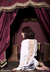 组图：王梓诺拍复古大片 秀香肩长腿显性感