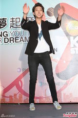 组图：CNBLUE李正信帅气赴台 玩快闪歌迷失望