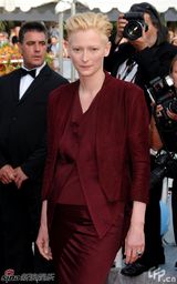 高清组图：斯文顿着红裙优雅 双手合十似圣女