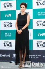 组图：吕珍九搭河妍秀演新剧《土豆星》