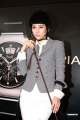 组图：黄奕亮相马球公开赛 骑马装帅气不乏妩媚