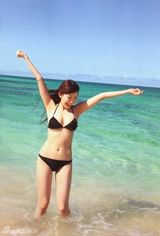 组图：小嶋阳菜夏日海滩写真 衣衫轻褪诱惑十足