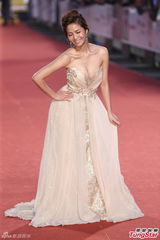 组图：金钟奖红毯 阿ken跳跃吴怡霈大方晒胸