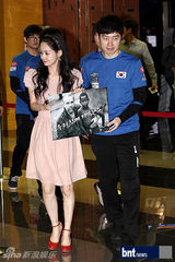 组图：吕珍九等出席电影《机关枪传教士》首映会