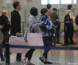 组图：董洁穿着朴素赶飞机 新发型清纯似女学生