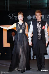 组图：容祖儿透视装助阵新片首映 谢霆锋捧场