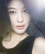 组图：李菲儿黑白梦幻大片颠覆造型