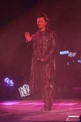 组图：郑伊健开唱秀肌肉与女模热舞 蒙嘉慧现身支持