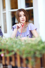 组图：任珈锐写真小露香肩 展夏日唯美田园风情