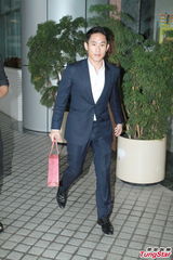 组图：霍启刚好友庄家彬送礼 贺“晶刚”当父母