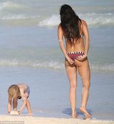 组图：黛米摩尔与小男友度假 水中扑倒紧贴不放