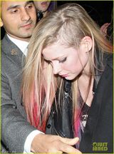 组图：艾薇儿发梢多彩皮衣摇滚