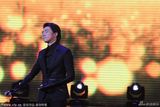 组图：俞灏明出席活动献唱 不避镜头笑容自信