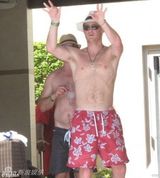 组图：哈里王子再搞泳池派对 泳装美女如云