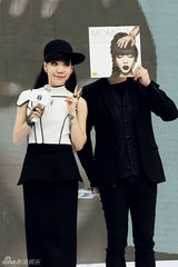 组图：吴莫愁发新专辑回忆成长洒泪