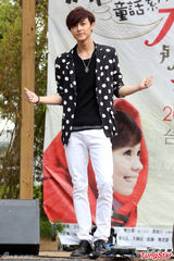 组图：王子许哲佩合作舞台剧感情戏多