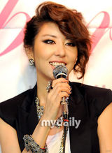 组图：韩歌手金宛善复出乐坛 43岁美丽年轻依旧