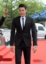 组图：金宇彬帅气亮相百想 模特身材出挑