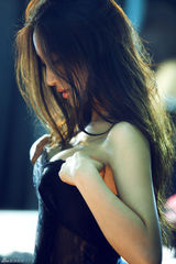 高清图：刘羽琦最新性感写真 半面示人魅惑秀酥胸