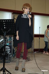 组图：容祖儿为个唱练团 青峰探班一脸睡意