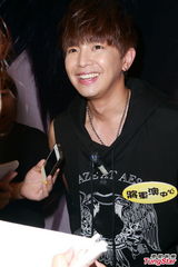 组图：黄鸿升送女粉丝拥抱 望交港女友学广东话