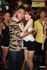 组图：连诗雅不担心遭揩油 与陈静仪比拼性感