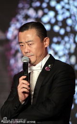 组图：周立波与妻子亲密耳语 杨澜吴征秀恩爱