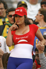 组图：巴拉圭乳神美洲杯酥胸半裸 芳唇微启眼神诱人