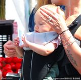组图：Pink粉发兜宝贝 爱子被狗仔吓哭辣妈忙挡脸