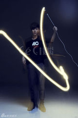 组图：炎亚纶拍摄光影大片 被称驾驭光芒的型男