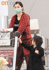 幻灯：张柏芝怀孕四月食欲暴涨 小心蹲下喂儿子