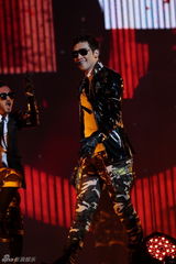 组图：Rain北京个唱劲歌热舞 湿身性感大秀中文