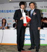 高清组图：金范任韩流宣传大使 委任式亮招牌笑容