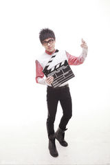 组图：刘心受邀拍摄杂志写真 变身干练导演