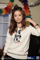 组图：TeenTop拍摄广告写真 精致亮相摄影棚