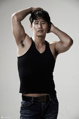 组图：于晓光秀肌肉线条 眼神勾魂玩转雅痞