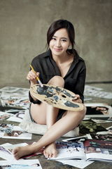 组图：王智写真笑容纯美 怡然享受绘画乐趣