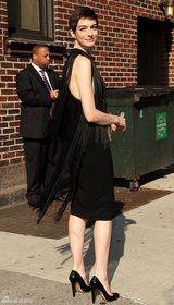 组图：短发安妮-海瑟薇黑色流苏裙魅力四射