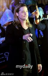 组图：布拉德-皮特韩国宣传新片 长发造型微胖