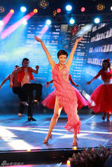 组图：黄曼热辣红裙激情拉丁闪耀《舞林》