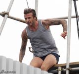 组图：贝克汉姆超短裤爬屋顶拍广告 大腿健硕