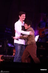 组图：曹格个唱力证与侧田兄弟情 刘德华低调助阵