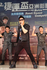 组图：潘玮柏8月推新专辑 自曝私下十分邋遢