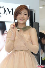 组图：Selina着无袖洋装自信代言 否认2亿买豪宅