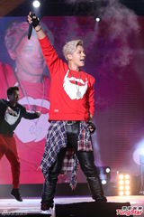 组图：罗志祥穿皮草露肩夜唱 歌迷嫌穿太多