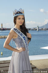 组图：世界小姐冠军海港拍写真 助阵戛纳电视节