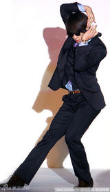 高清图：Rain首尔时装秀登台献艺 帅气舞蹈魅力四射